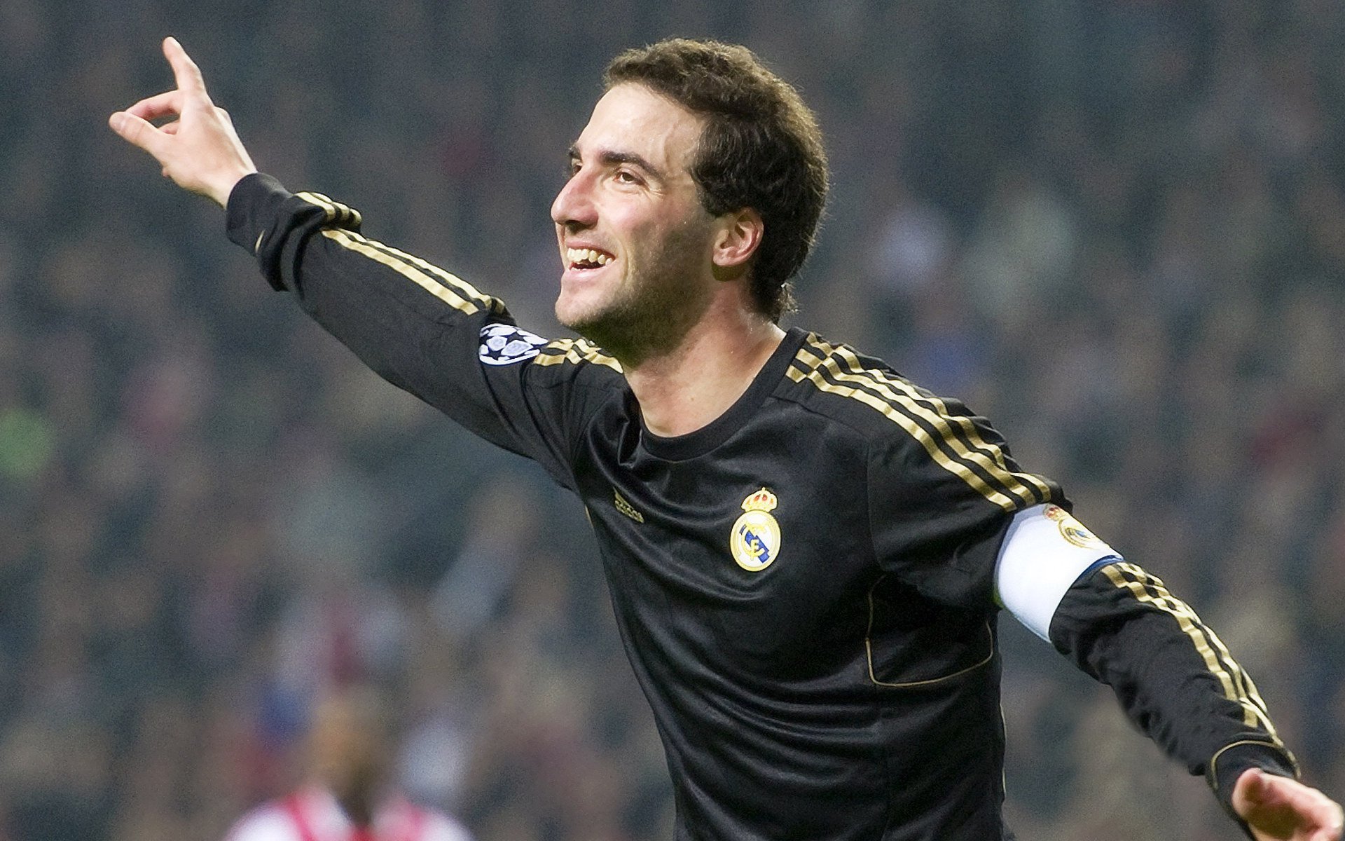 星空体育官网-中国足球联赛外援与本土球员发展平衡探讨,中国足球队外援入中国籍了吗